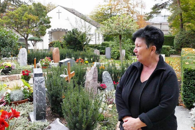 Jutta Ibert-Polizzi vor den pflegebetr... Grbern auf dem Friedhof in Grenzach.  | Foto: Verena Pichler 