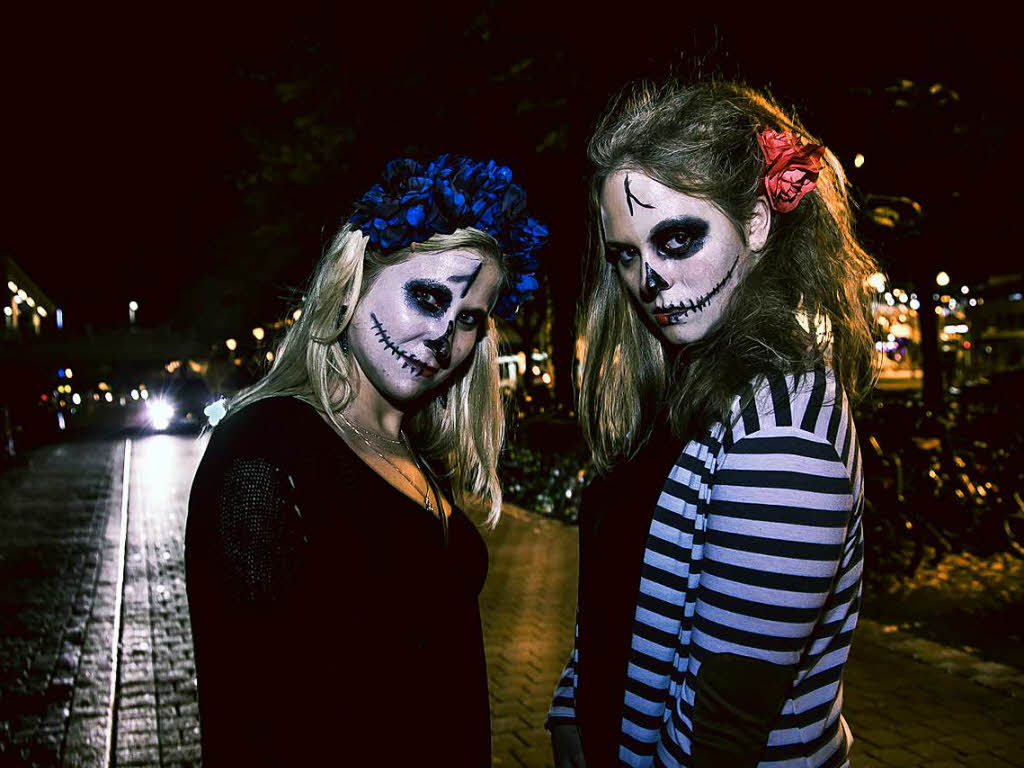 Totenschdel und blutige Gesichter – so feiern die Freiburger Halloween.