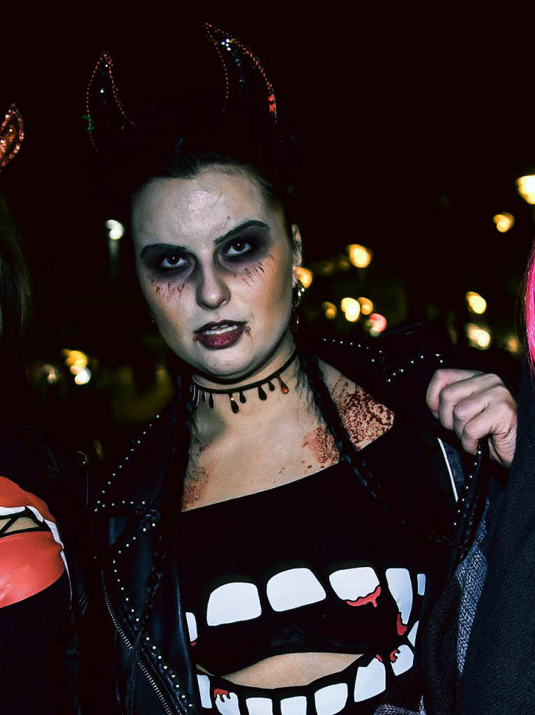 Totenschdel und blutige Gesichter – so feiern die Freiburger Halloween.