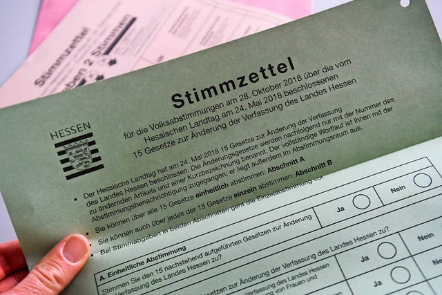 Ein Stimmzettel fr die Volksabstimmun...n und Ergnzungen der Landesverfassung  | Foto: dpa