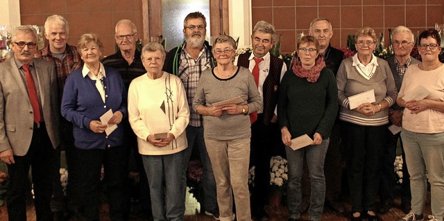 Ein Prsent berreichte Ortsvorsteher ... Bereich der Gemeinde gepflegt haben.   | Foto: Reiner Beschorner