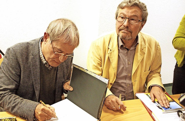 Die Autoren Werner Konold und Bernd-J...togramme ins das neue Biosphren-Buch.  | Foto: Verena Wehrle