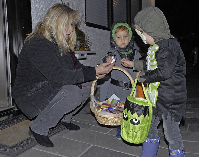 Jakob und Jonas sammeln Sigkeiten an Halloween.   | Foto: Leony Stabla