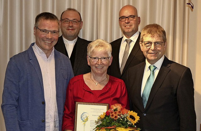 Brigitte Schultis wurde fr 50 Jahre  ...ster Stephan Schonefeld gratulierten.   | Foto: Karin Heiss