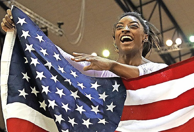 Simone Biles jubelt mit US-Fahne.   | Foto: dpa
