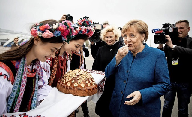 Angela Merkel zeigte sich auf ihrer Au...am  Flughafen in Kiew gereicht wurde.   | Foto: dpa