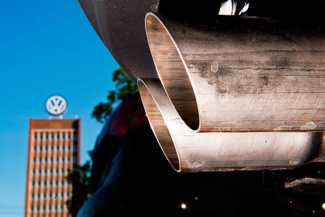 Ein Auspuff eines Volkswagens auf eine...kandal eine Entschdigung erstreiten.   | Foto: dpa