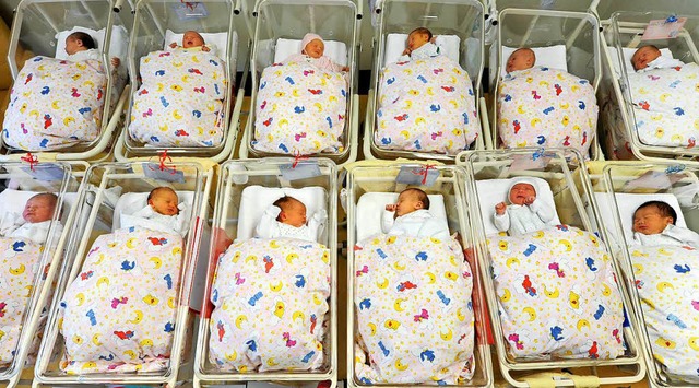 Babys auf einer Neugeborenenstation.   | Foto: dpa