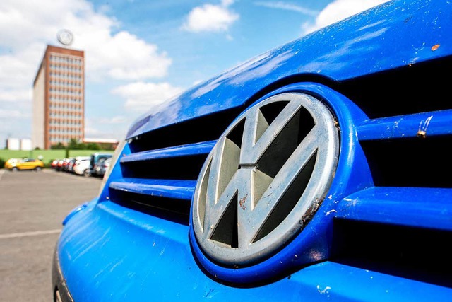 VW hatte im September 2015 Manipulatio...sen. Jetzt klagen Verbraucherschtzer.  | Foto: dpa