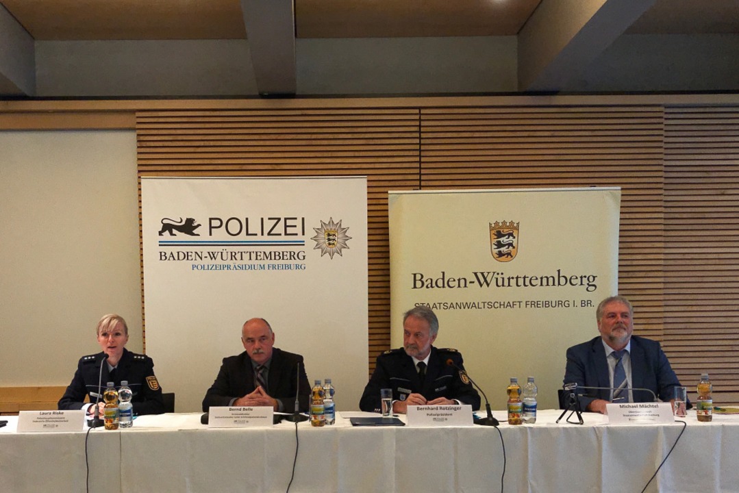 Auf dem Podium (v.l.): Laura Riske (Po...tsanwalt Staatsanwaltschaft Freiburg).  | Foto: Daniel Laufer
