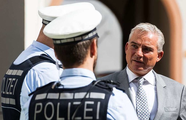 Innenminister Strobl (CDU) mit Polizisten in Freiburg  | Foto: dpa