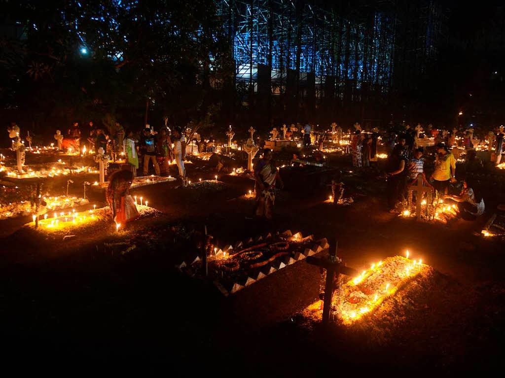 In Kalkutta, Indien, gedenken Angehrige den Verstorbenen mit Lichtern.