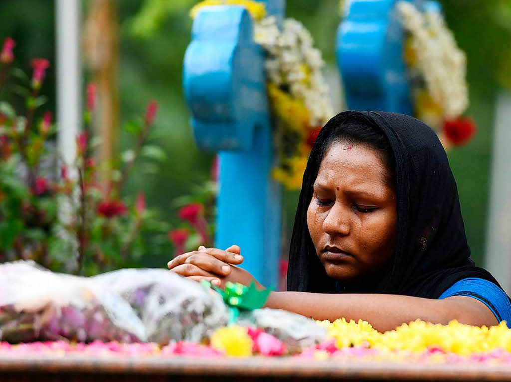 Eine indische Katholikin betet fr ihre verstorbenen Angehrigen.