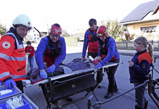Die Helfer von DRK und Bergwacht bern...sorgung der &#8222;Verletzten&#8220;.   | Foto: Gertrud Rittner