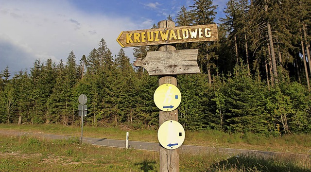 Der Waldweg Kreuzwaldweg oben am Sport...onalhaus des Hotels Vierjahreszeiten.   | Foto: Eva Korinth