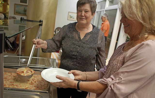 Die Helferinnen des Partnerbesuchsdien...hpfen und servieren die heie Suppe.   | Foto: Petra Wunderle