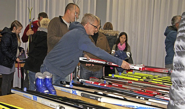 Die Qual der Wahl hatten die Besucher ...arkt der Ski-Zunft Bernau im Kurhaus.   | Foto: Ulrike Spiegelhalter
