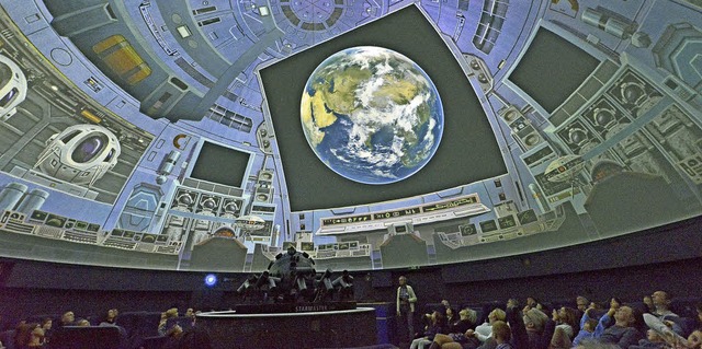 Im Raumschiff mit Robbi, dem Planetariumsprojektor (Mitte)   | Foto: Michael Bamberger