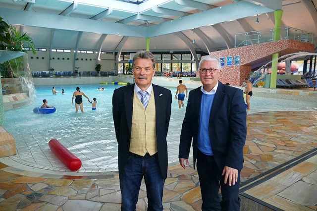 Carl-Stephan Matti und Oberbrgermeister Wolfgang Dietz im Laguna Badeland.  | Foto: Ulrich Senf