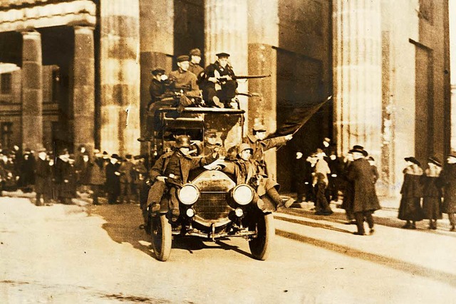 Ein Lastwagen   mit  revolutionren Ma...randenburger Tor am  9. November 1918.  | Foto: Bundesarchiv