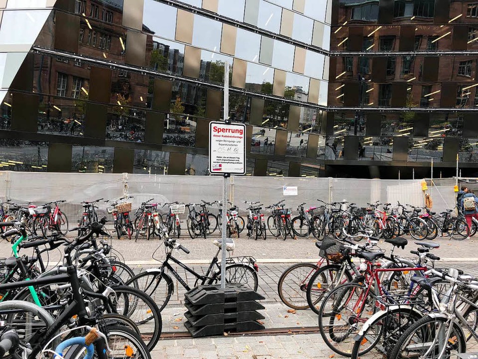 Die Fahrradsituation vor der UB ist ohnehin angespannt.  | Foto: Jennifer Reyes