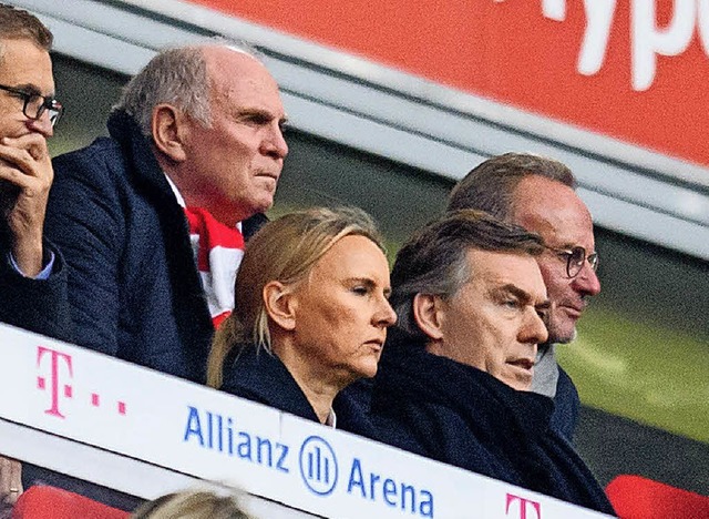 Enttuschung in der Prominenten-Loge d...Remis gegen den SC Freiburg verdauen.   | Foto:  DPA