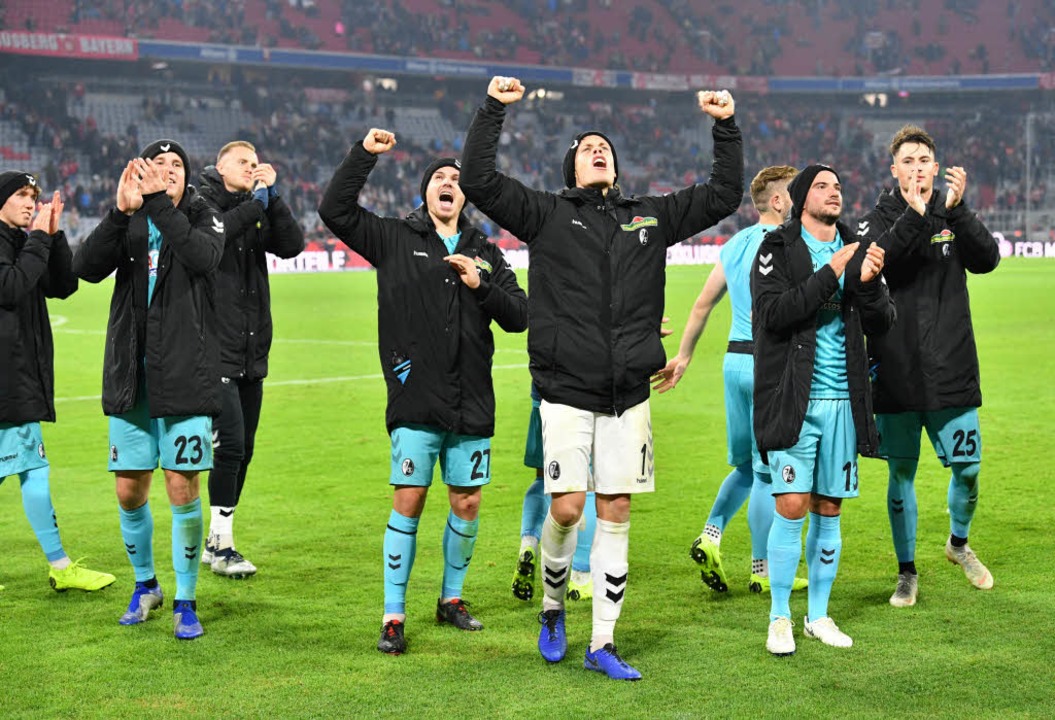 Die Freiburger Spieler lassen sich nac... 1:1 in München von ihren Fans feiern.  | Foto: dpa