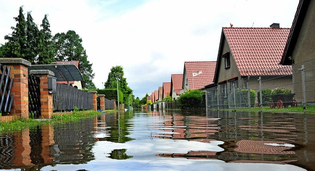 Regen, der Straen und Huser flutet, ... in Deutschland keine Seltenheit mehr.  | Foto: dpa