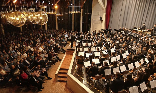 100 Musiker lieferten drei Deutschland...einer ausverkauften Sternenberghalle.   | Foto: W.  Knstle