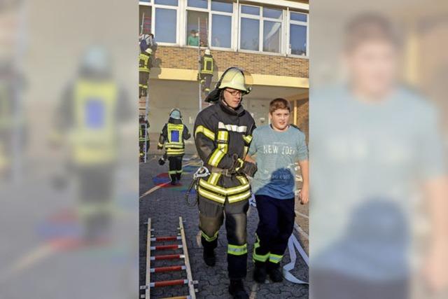 Schüler über Leitern gerettet