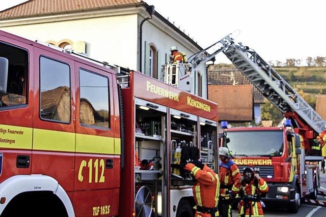 Parkende Autos behindern die Wehr