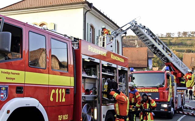 Auch die Drehleiter der Kernstadt kam ...ng am Hecklinger Rathaus zum Einsatz.   | Foto: Werner Schnabl