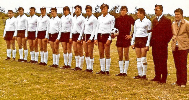 In Reih und Glied: die Meistermannschaft des SV Hartheim der Saison 1968/1969   | Foto: Privat