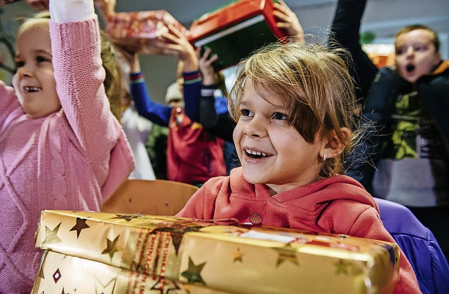 Die Begeisterung ber die Geschenke im...h in den Gesichtern der Kinder. David   | Foto: Vogt