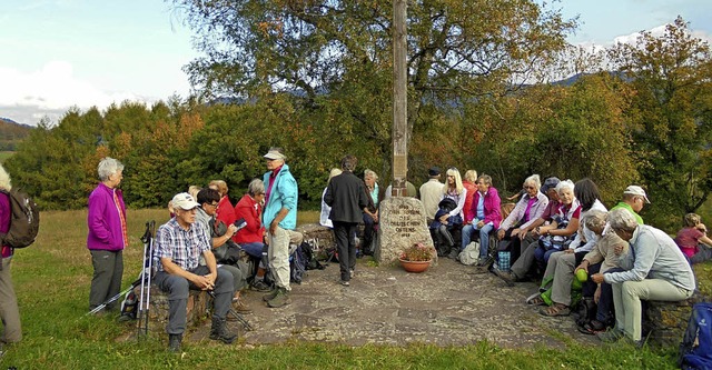 Die Wandererschar der Naturfreunde und...r Gedenksttte auf dem Goldenen Kopf.   | Foto: Verein