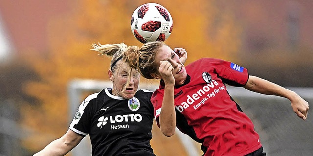FFC-Spielerin Marith Prieen (links) gegen Rebecca Knaak  | Foto: Patrick Seeger