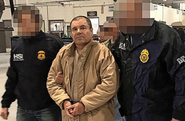 &#8222;El Chapo&#8220; 2017 bei seiner Auslieferung an die USA.   | Foto: AFP