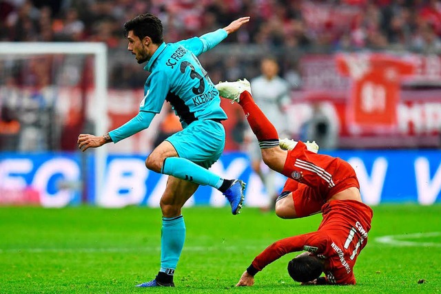 Bayern Mnchens James Rodriguez (recht...eikampf mit Freiburgs Tim Kleindienst.  | Foto: AFP