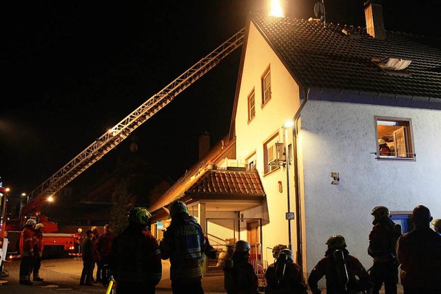 Bei der Bekmpfung des  Kaminschwelbra... die Btzinger Drehleiter zum Einsatz.  | Foto: Horst David