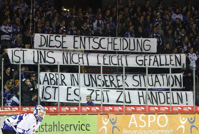 Spruchband der Schwenninger Fans beim ...er Jrgen Rumrich gefeuert worden wre  | Foto: Dieter Reinhardt
