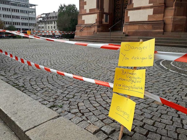 Der Vorplatz zur Herz-Jesu-Kirche ist derzeit gesperrt.  | Foto: Fabian Vgtle