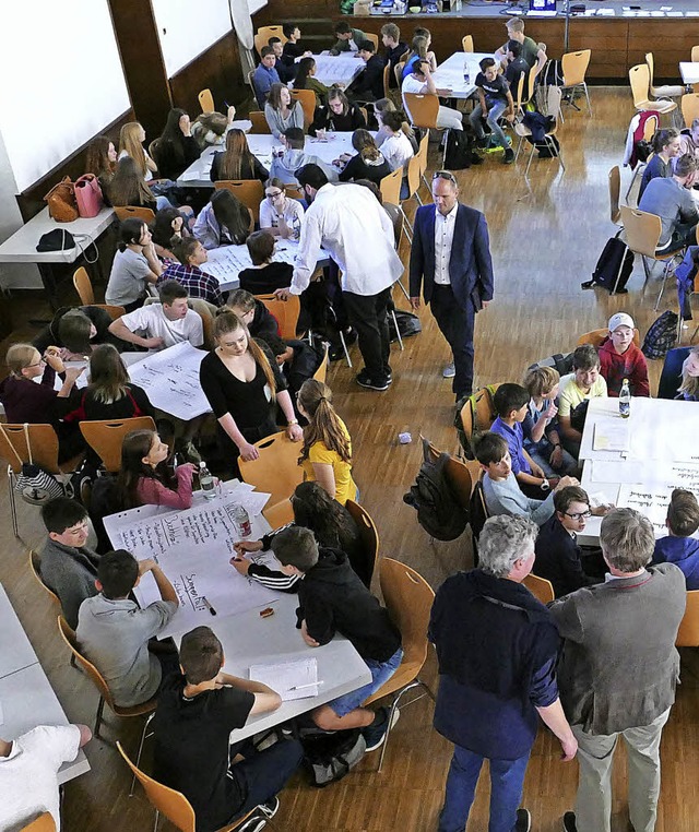 Beim Jugendforum im Gemeindezentrum be...it ihrer Stadt und ihren Stadtteilen.   | Foto: Archivfoto: Sredniawa