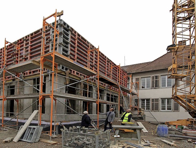 Zurzeit wird in Oberrotweil das Oberge...s Vogtsburger Rathausanbaus betoniert.  | Foto: Herbert Trogus