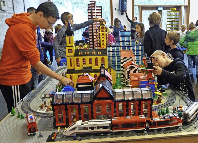 Phantasievolle Gebude aus Legosteinen...en  Kinder  im Ihringer Gemeindehaus.   | Foto: Christine Weirich