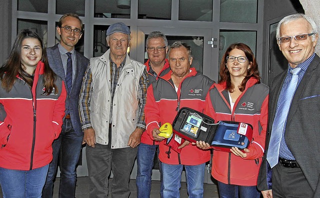 Stellvertretend fr die Vogtsburger Ei...hl gespendeten Defibrillator entgegen.  | Foto: Herbert Trogus