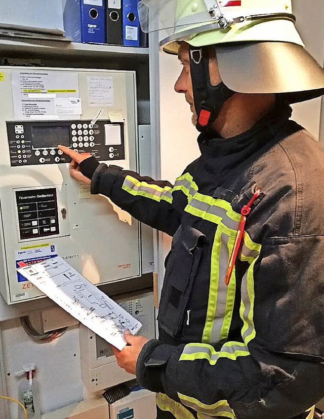 Feuerwehrmann Martin Selz inspiziert e...ldeanlage in einem Bonndorfer Betrieb.  | Foto: Olaf Thor
