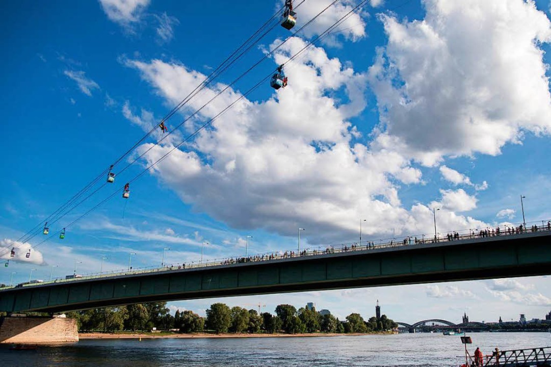 Eine Seilbahn soll den Europa-Park mit...: die Seilbahn in Kln ber den Rhein)  | Foto: dpa