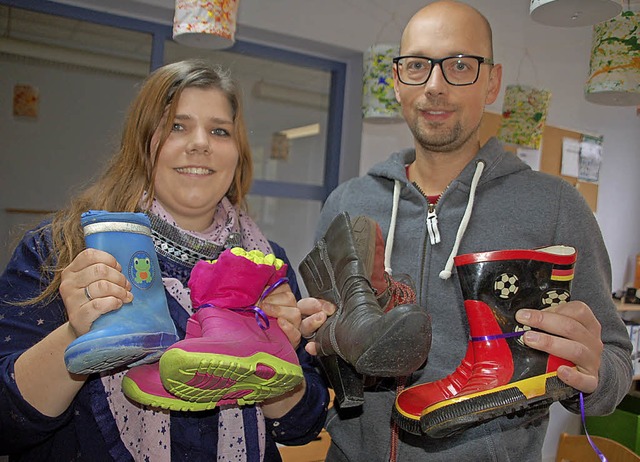 Diana Bartlik und Benjamin Vgtler mit  Schuhspenden   | Foto: Petra Wunderle