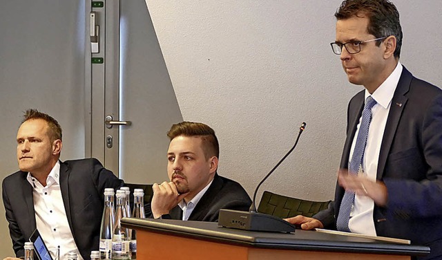 Vorstandsvorsitzender  Peter Rotteneck...r und Mario Leutner  als Coaches vor.   | Foto: Constantin Hegel