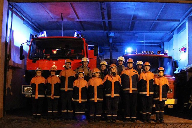 Hier posiert die Jugendfeuerwehr Freib...nd dem Lschgruppenfahrzeug (rechts).   | Foto: jan Kirste